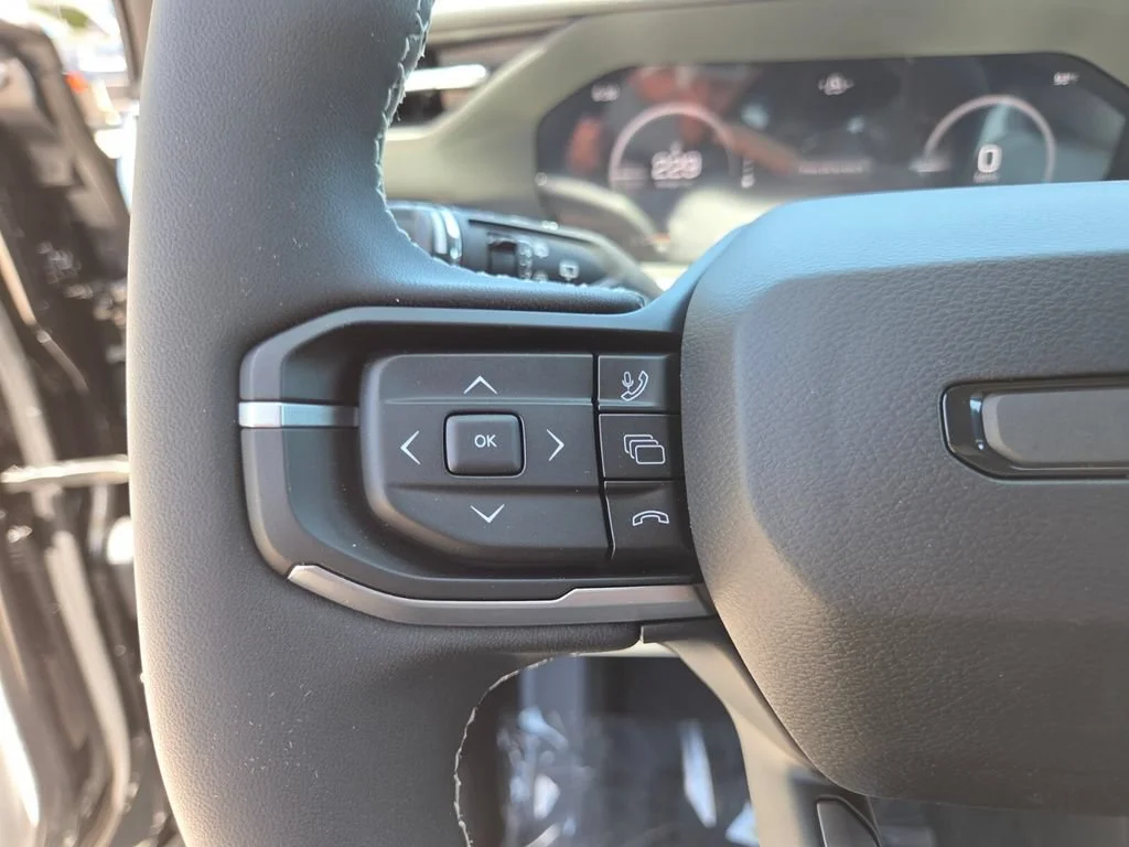 New 2026 Diamond Black Crystal Pearlcoat Jeep Laredo image 32