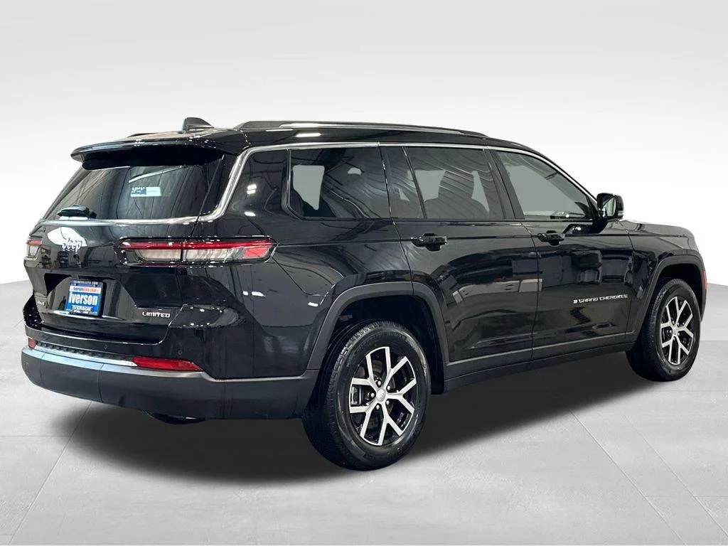 Used 2023 Diamond Black Crystal Pearlcoat Jeep Limited image 7