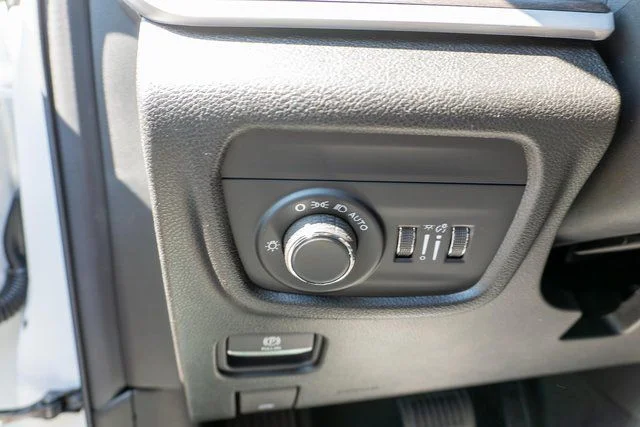 New 2026 Bright White Clear-Coat Exterior Paint Jeep Altitude image 17