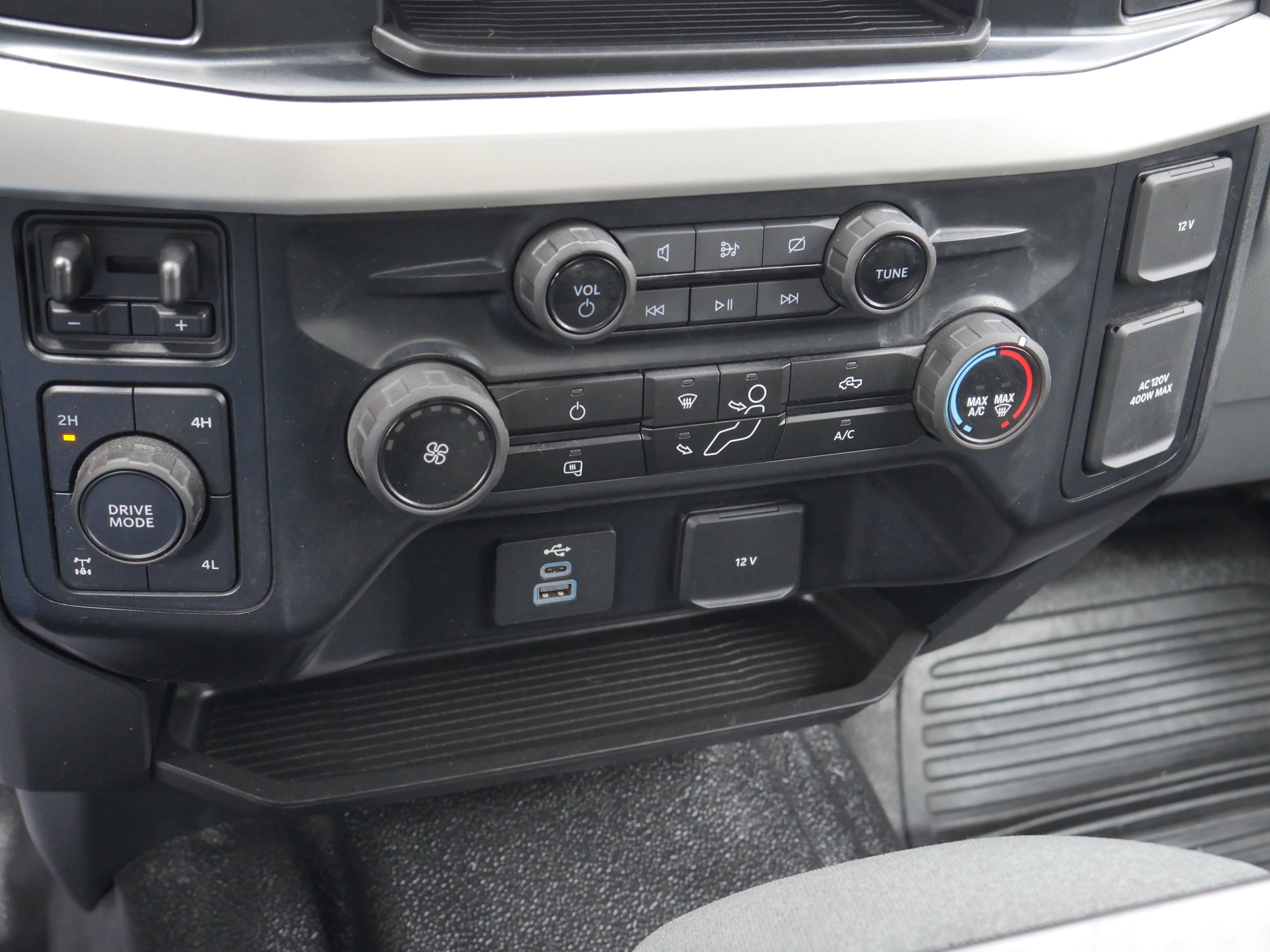 Used 2024 Oxford White Ford XLT image 13