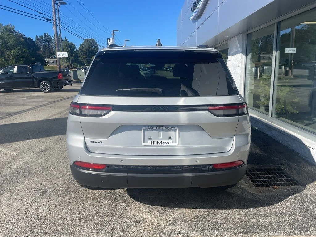 New 2025 Silver Zynith Exterior Paint Jeep Altitude X image 5