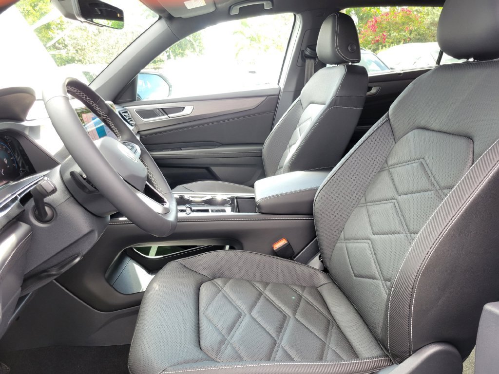 New 2026 White/off-white Volkswagen SE w/Technology image 11