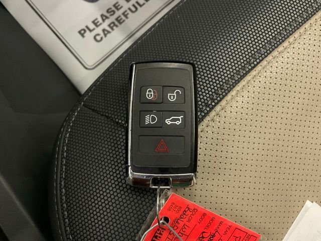 Used 2024 White Land Rover X-Dynamic SE image 28