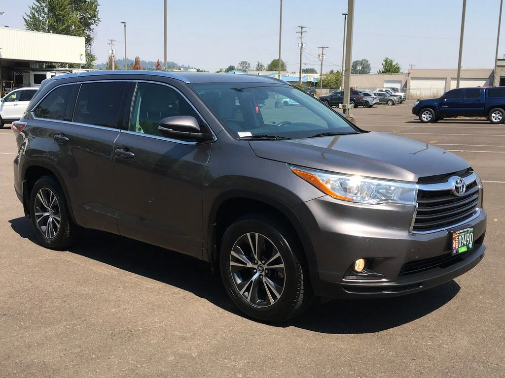 Used 2016 Gray Toyota XLE V6 image 9