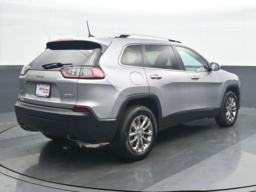 Used 2019 Silver Jeep Latitude Plus image 6