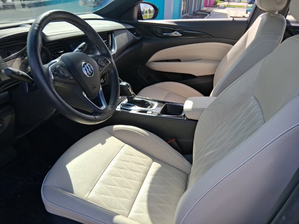 Used 2019 Red Buick Avenir image 9