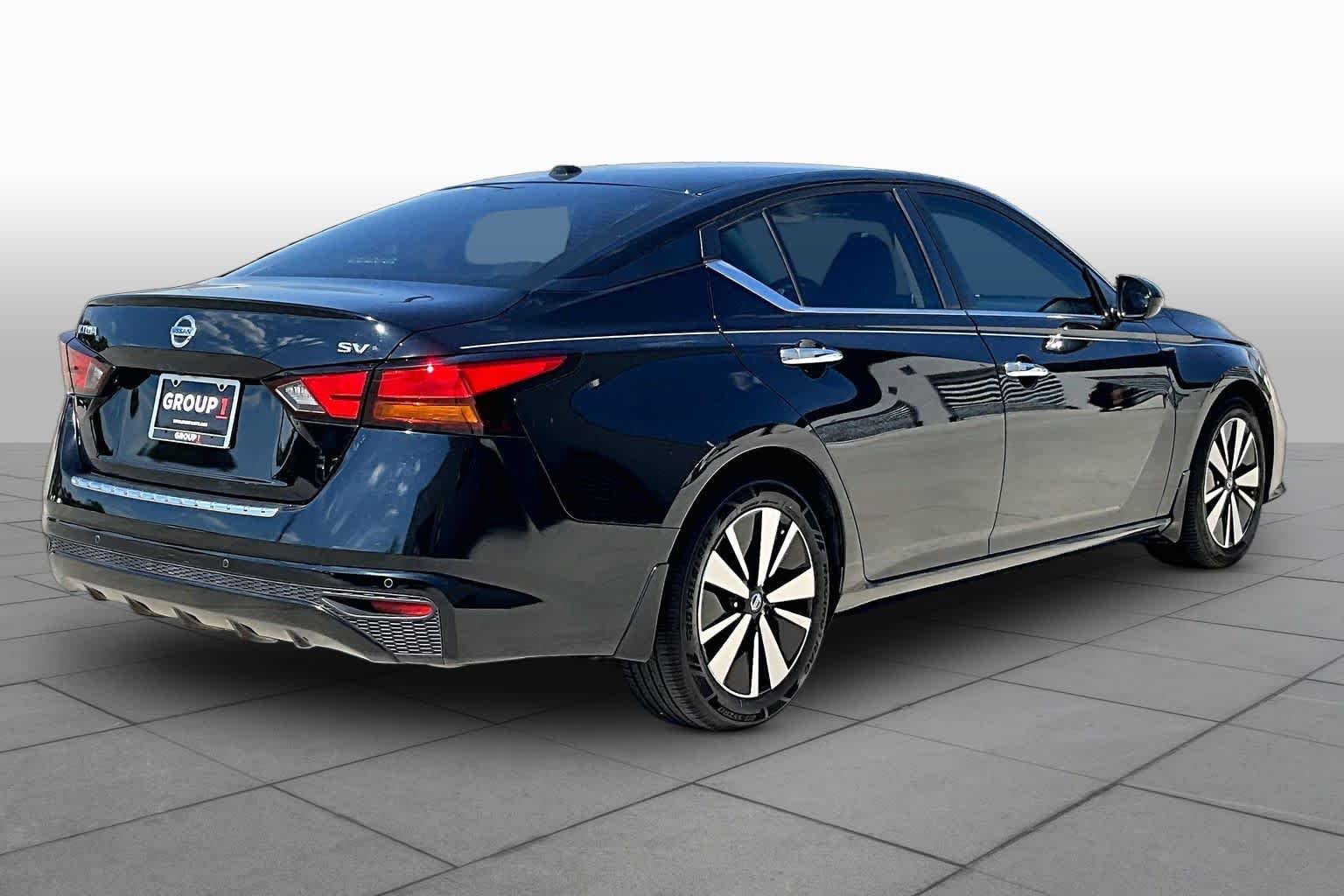 Used 2022 Super Black Nissan 2.5 SV image 11