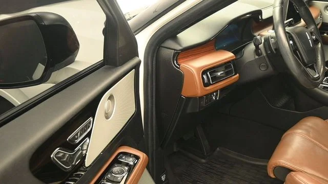 Used 2022 White Lincoln Reserve image 14