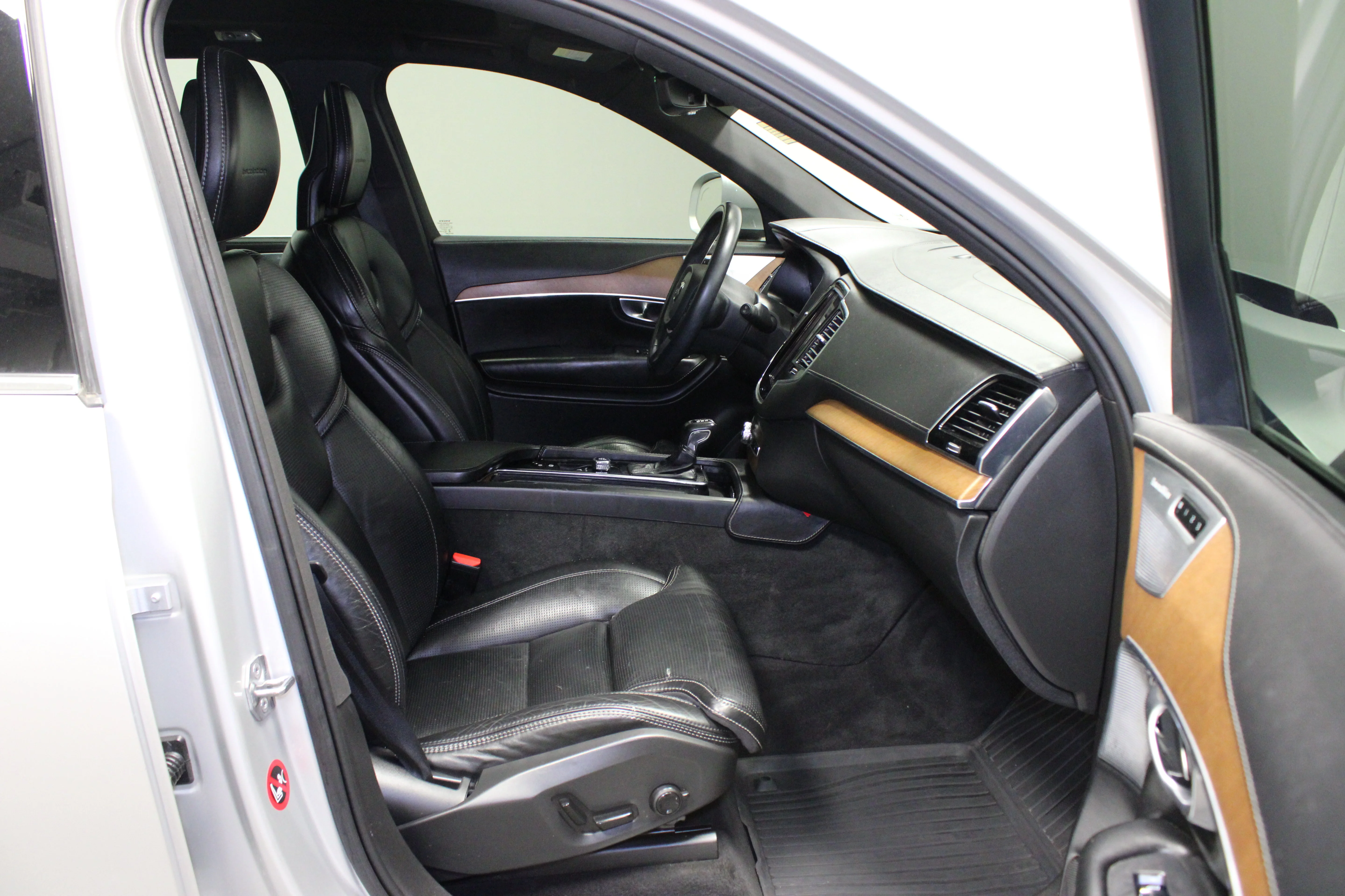 Used 2018 Bright Silver Metallic Volvo T6 Inscription image 15
