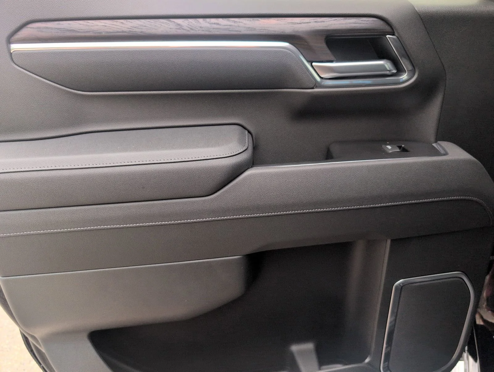 New 2026 Onyx Black GMC SLT image 33