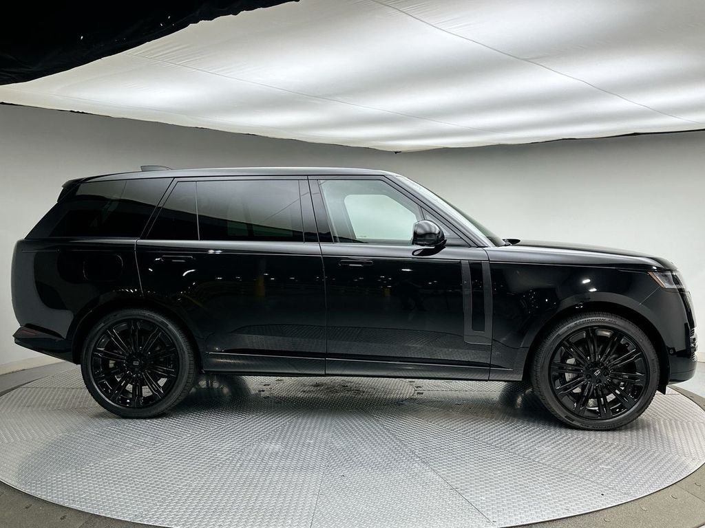 New 2027 Santorini Black Land Rover SE image 4