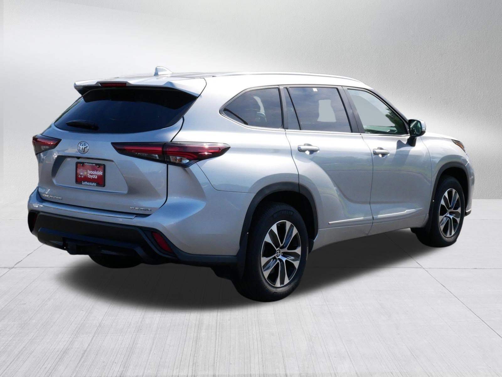 Certified Used 2025 CELESTIAL SILVER Toyota XLE image 7