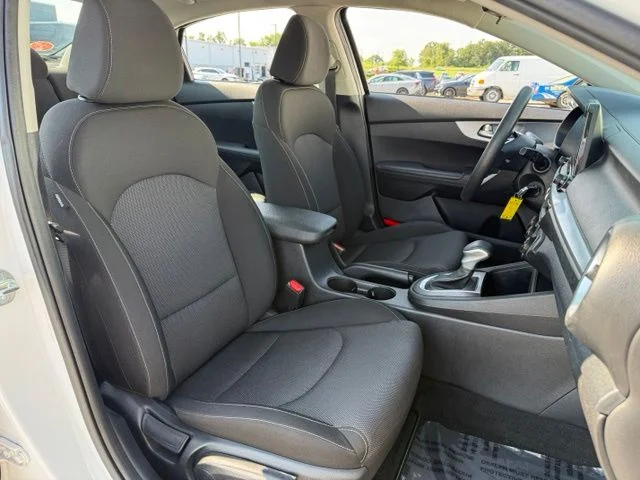 Used 2024 White Kia LXS image 23
