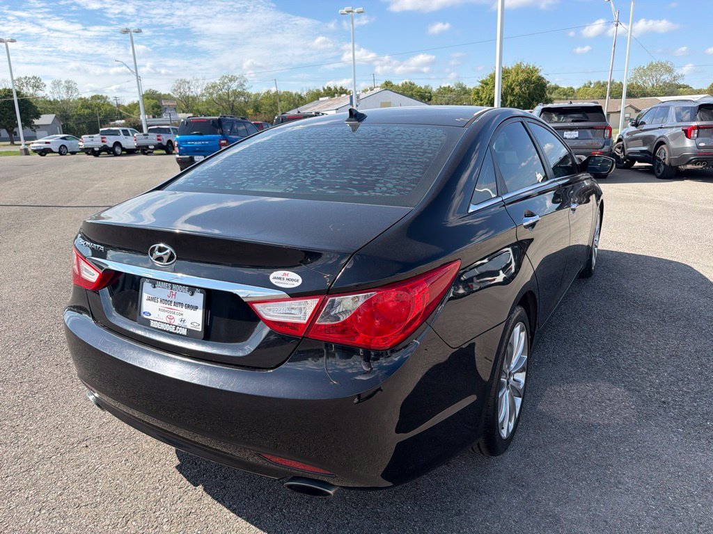 Used 2013 Black Hyundai SE image 6