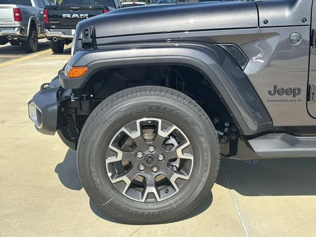 New 2026 Granite Crystal Metallic Clear-Coat Exterior Paint Jeep Sahara image 4