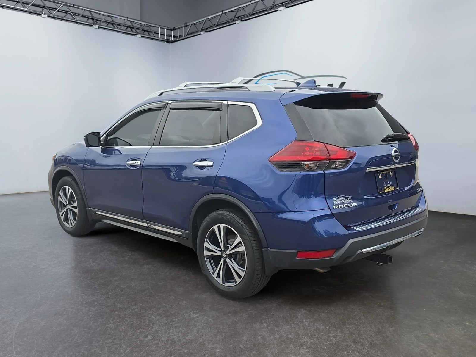 Used 2018 Caspian Blue Nissan SL image 5