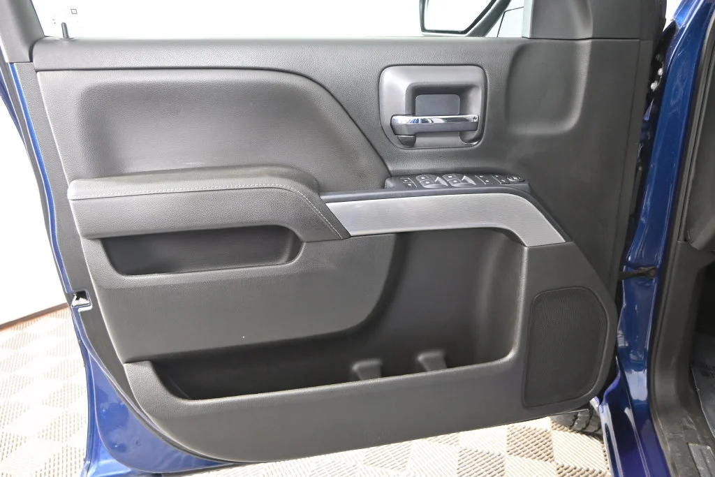 Used 2017 DEEP OCEAN BLUE METALLIC Chevrolet LT image 18