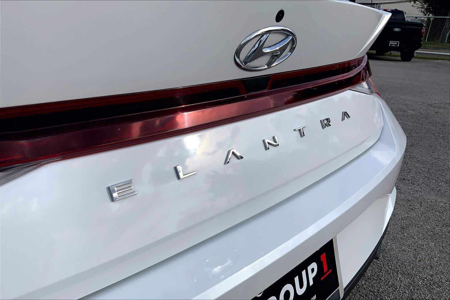Used 2021 Quartz White Hyundai SE image 31