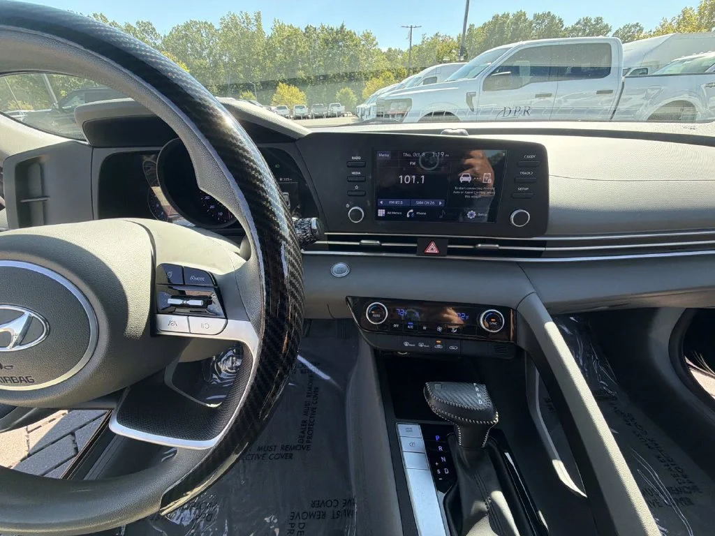 Used 2023 Black Hyundai SEL image 21