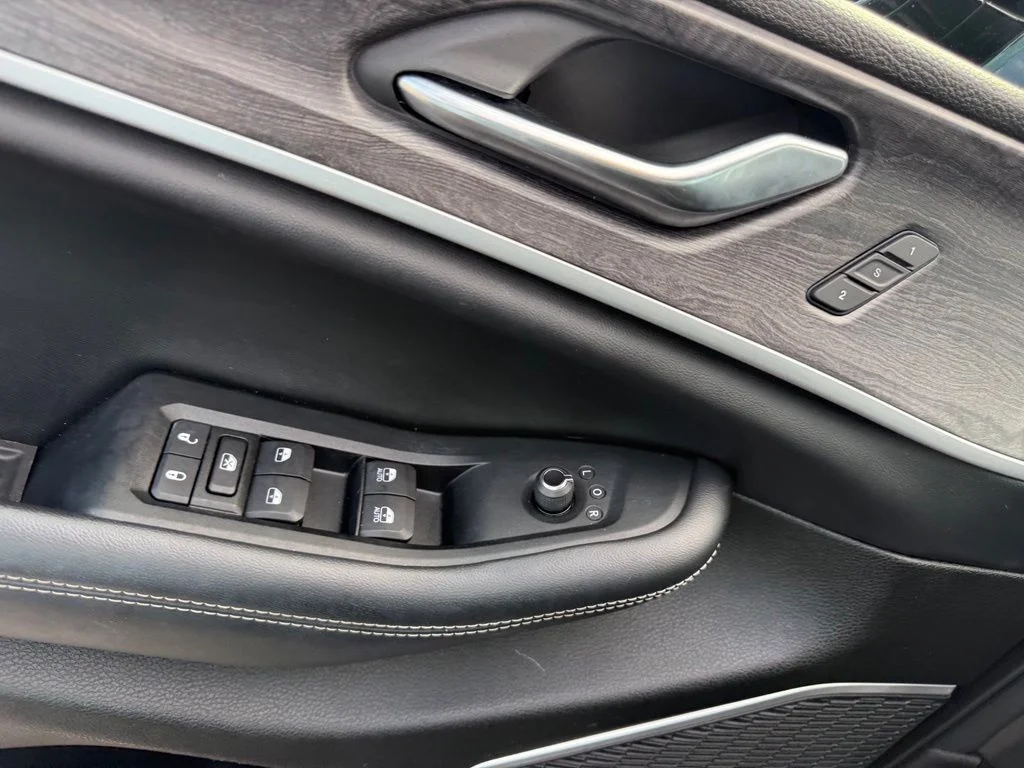 Used 2023 Gray Jeep Limited image 6