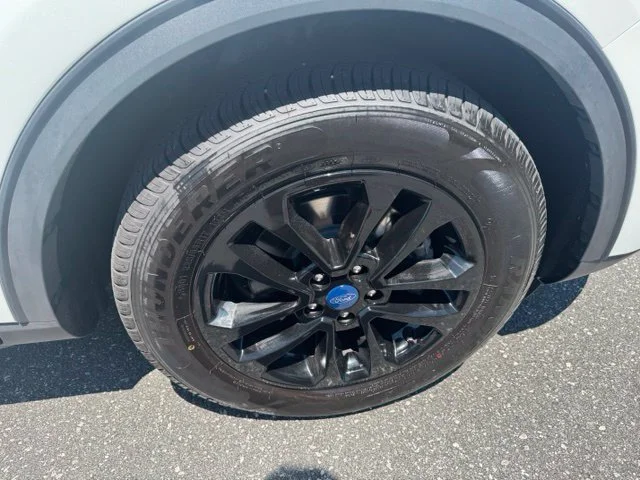 Used 2022 White Ford SE image 9