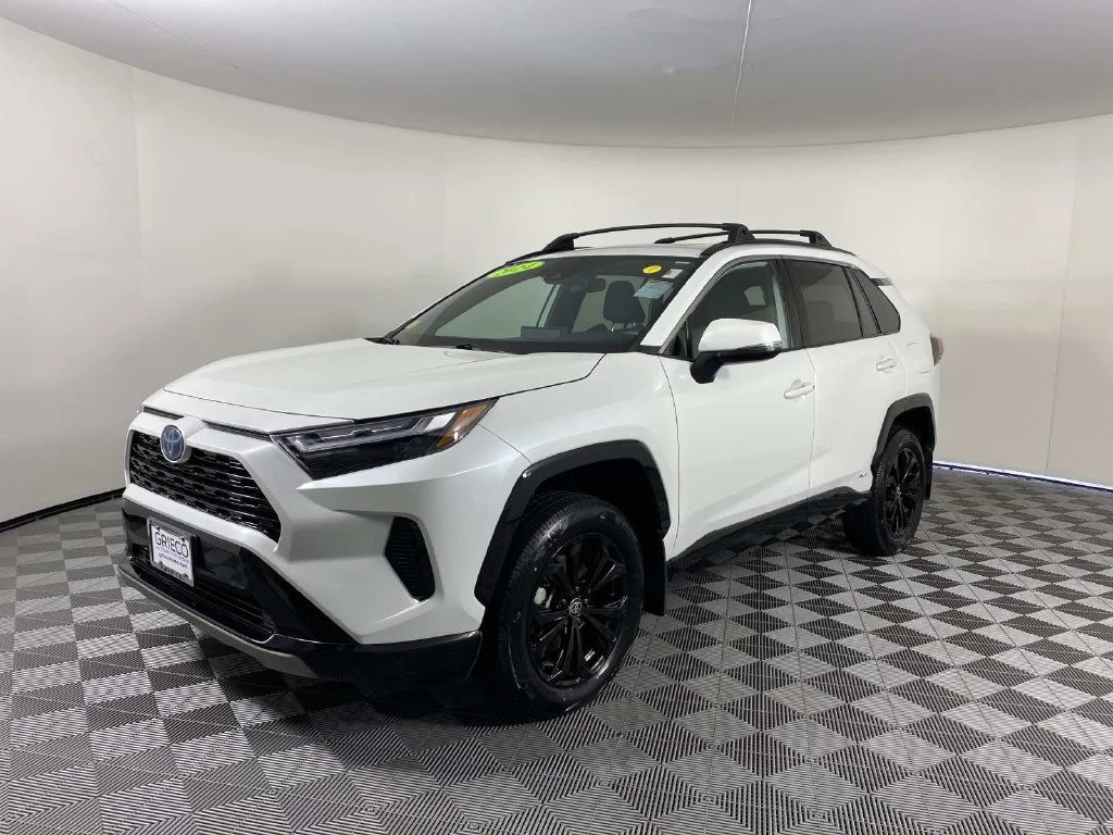 Used 2024 Pearl Toyota SE image 4