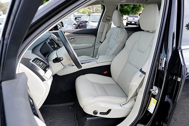 Used 2025 Black Volvo B6 Plus 6-Seater image 14