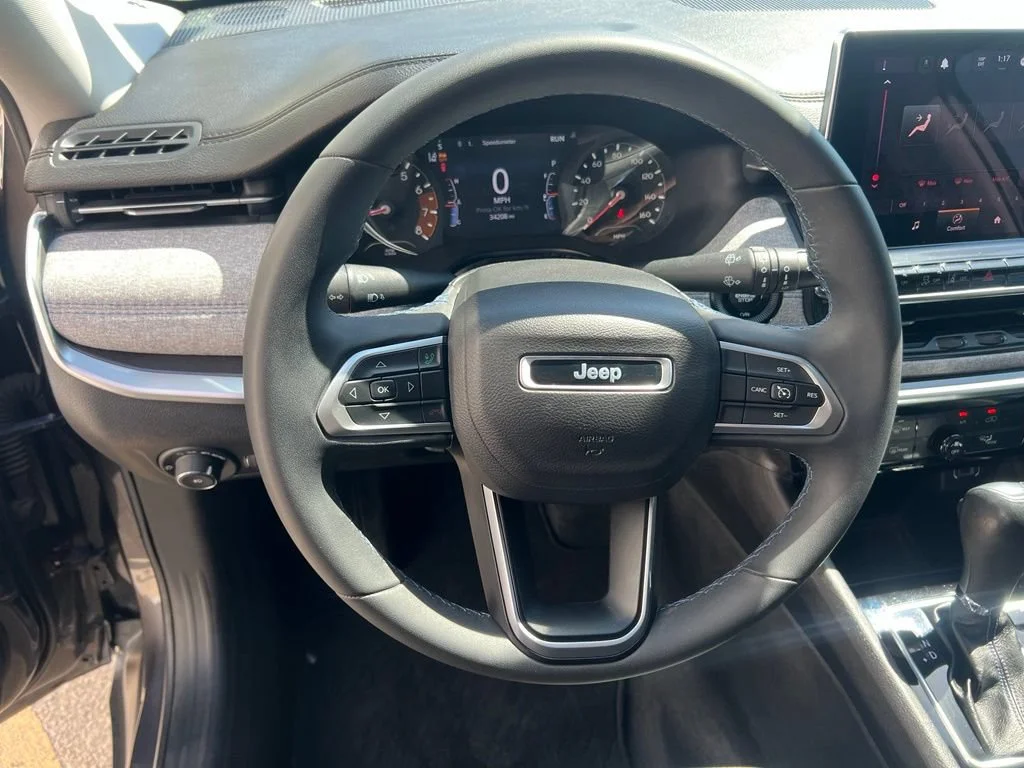Used 2022  Jeep Latitude image 13