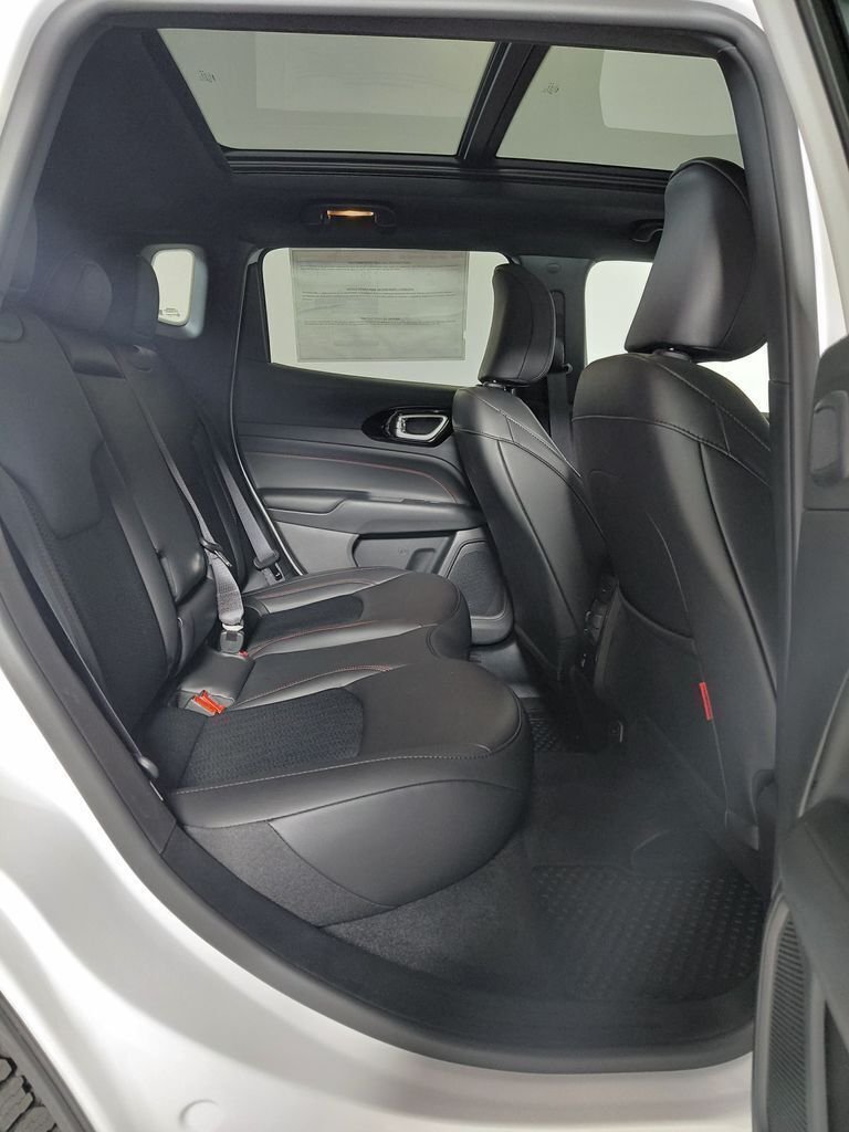 New 2026 Bright White Clear-Coat Exterior Paint Jeep Trailhawk image 17