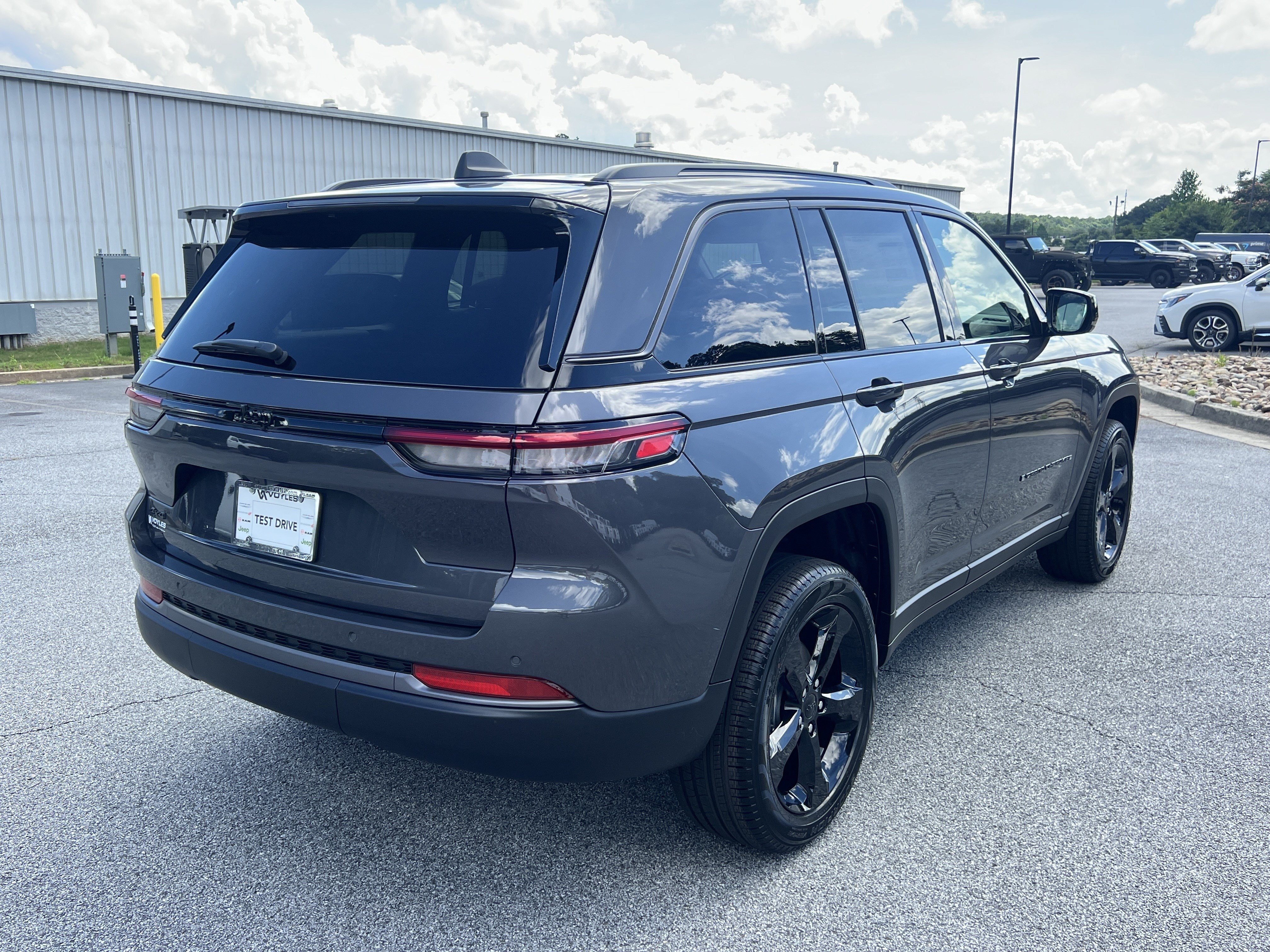 New 2026 Baltic Gray Metallic Clear-Coat Exterior Paint Jeep Limited image 8