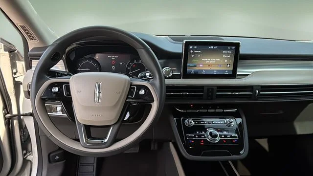Used 2022 White Lincoln Standard image 9