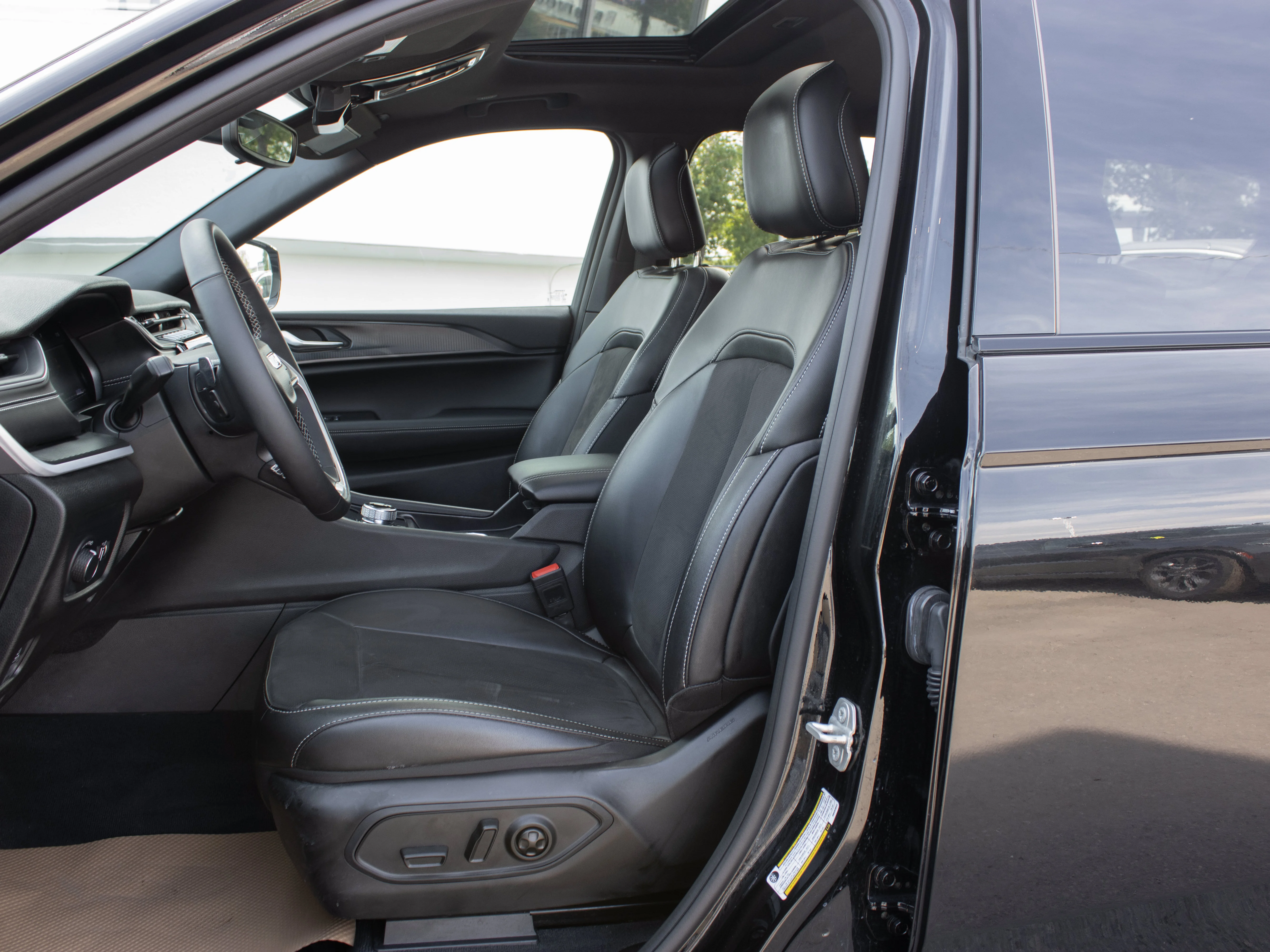 Used 2024 Black Jeep Altitude* | 3rd Row | Capri Leatherette & Suede Seats | Power Sunroof | Heated Seats & Steering Whee image 3