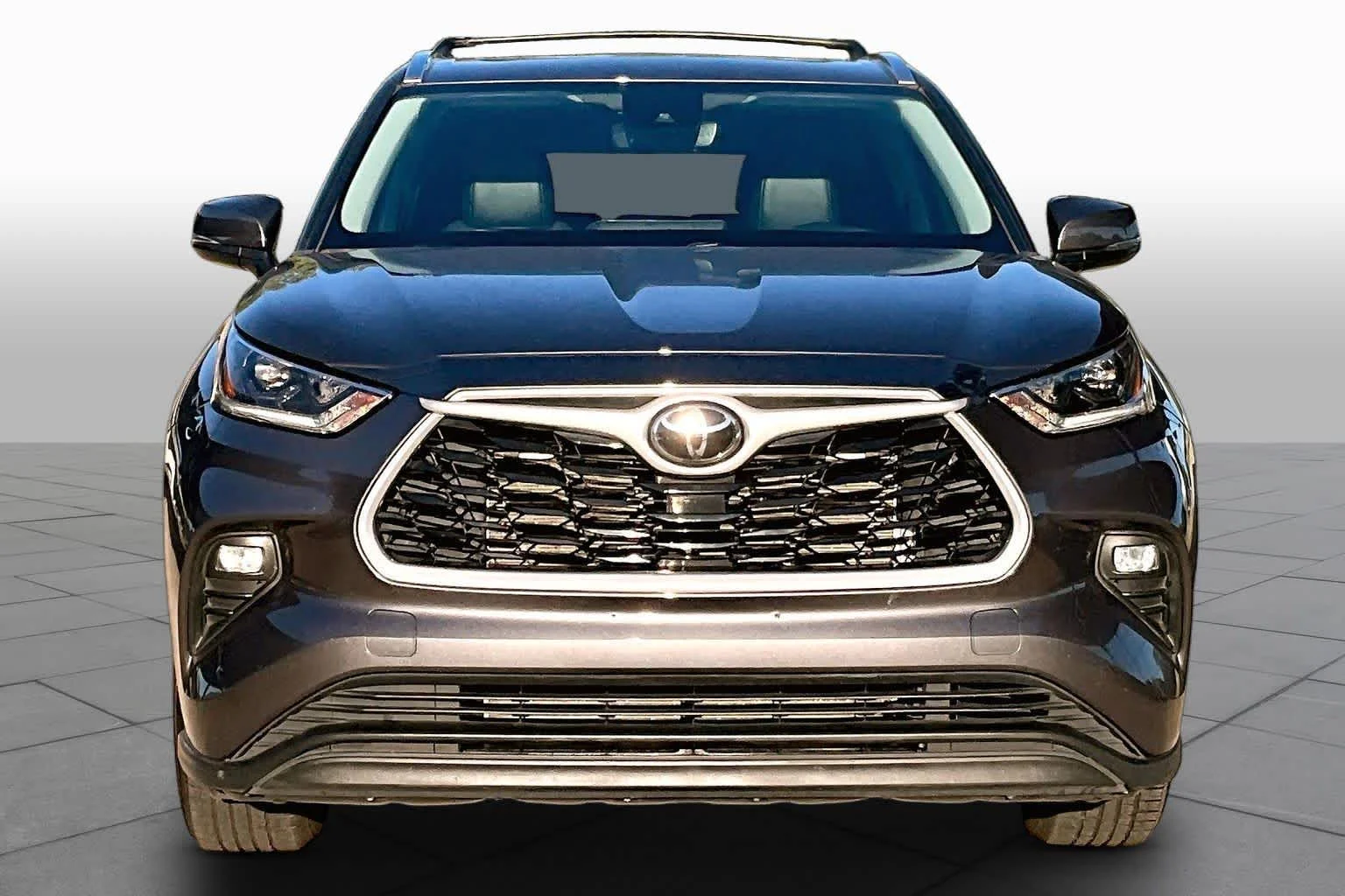 Used 2021 Magnetic Gray Metallic Toyota XLE image 4