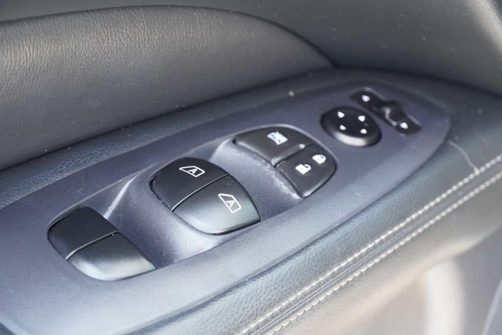Used 2018 Silver Nissan Platinum image 23