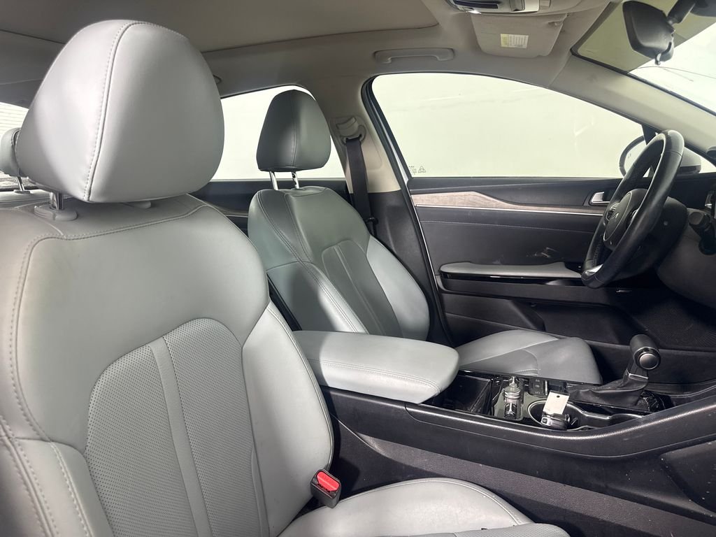 Used 2022 White Kia EX image 7
