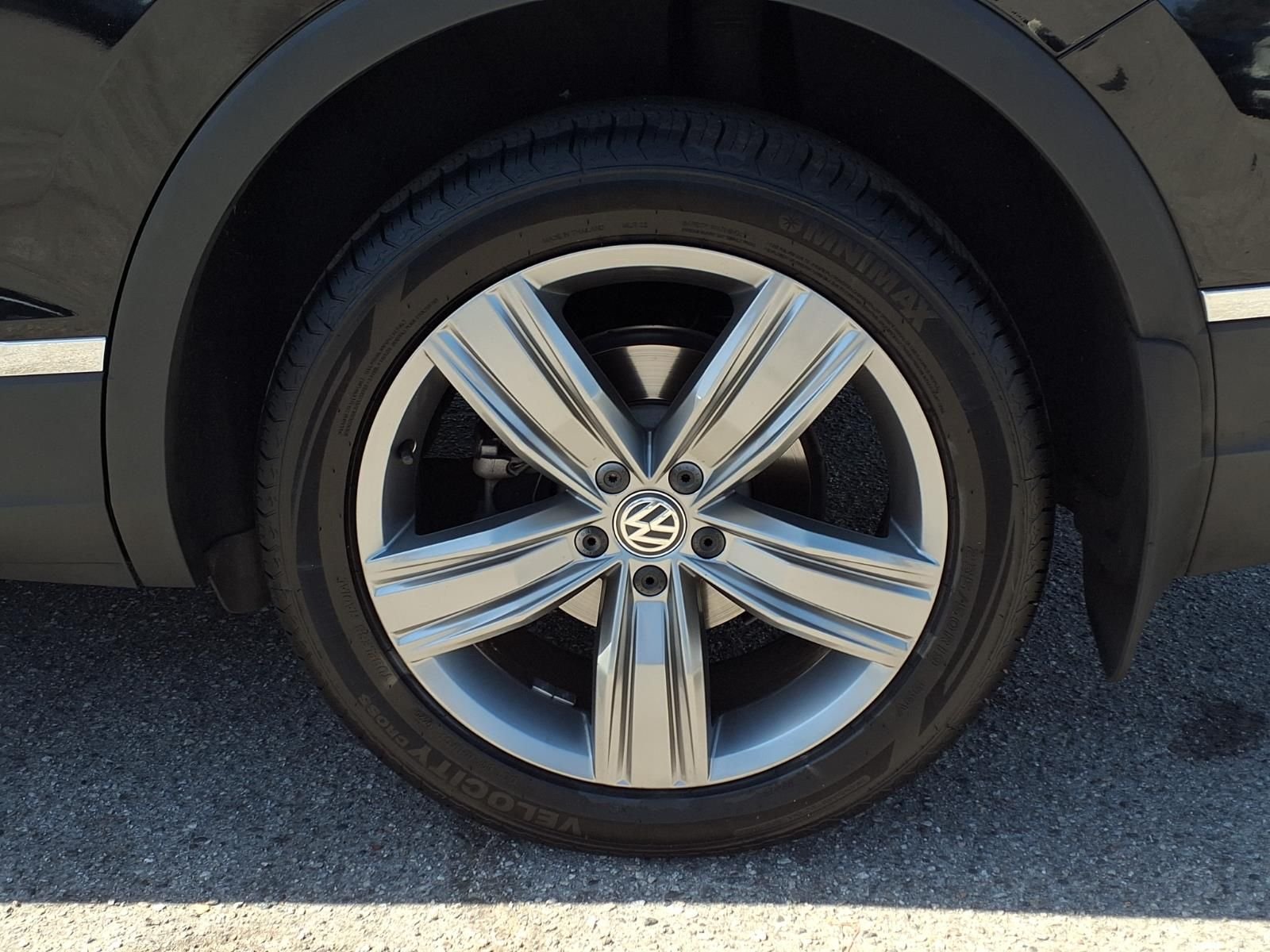 Used 2019 Black Volkswagen 2.0T SEL Premium image 4