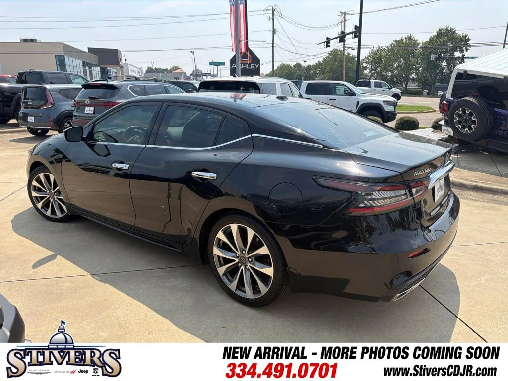Used 2023 Black Nissan Platinum image 6