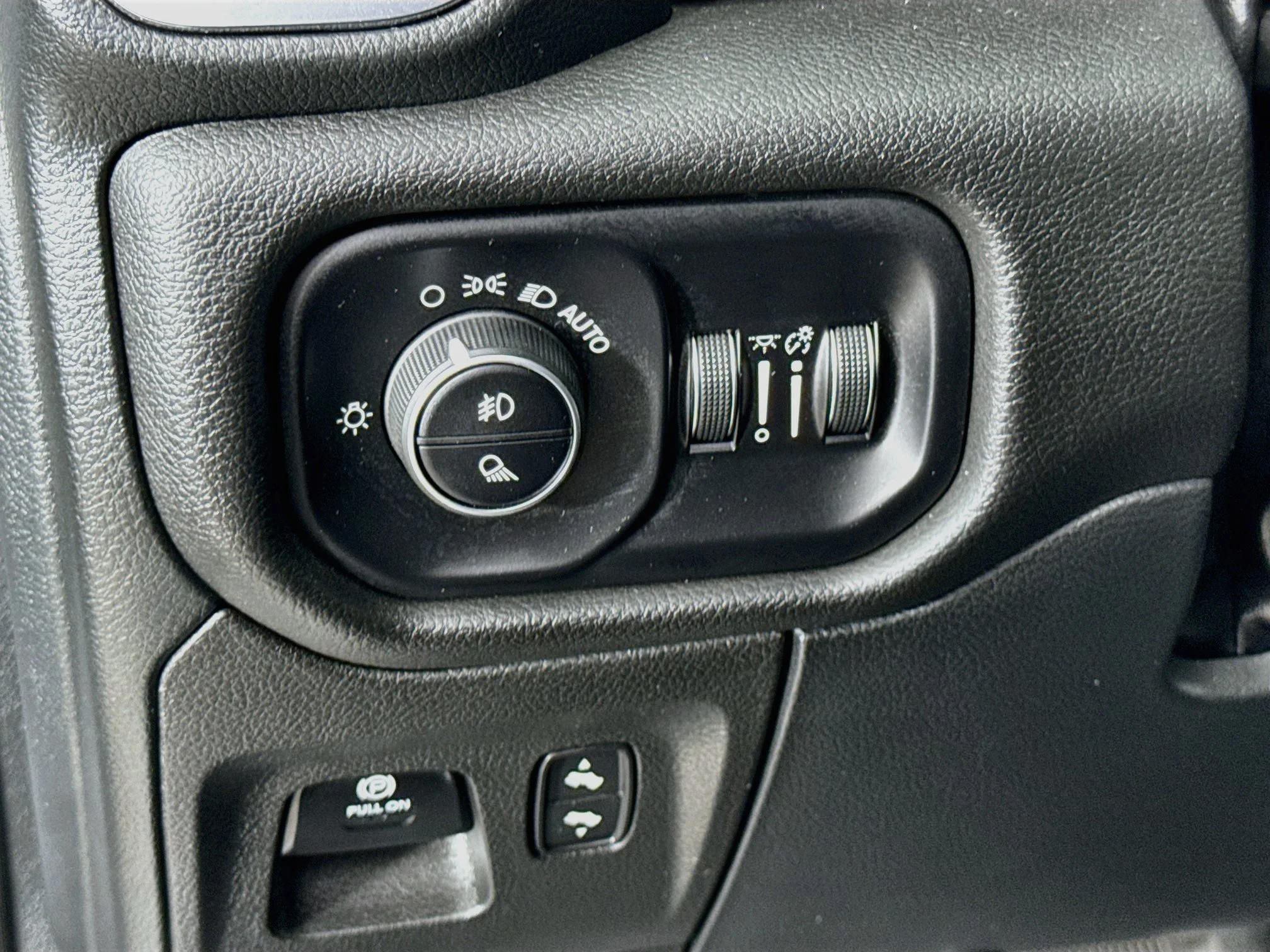 Used 2024  Ram Laramie image 12