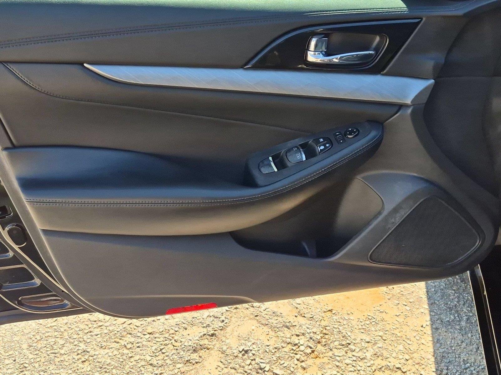 Used 2016 Super Black Nissan 3.5 S image 14