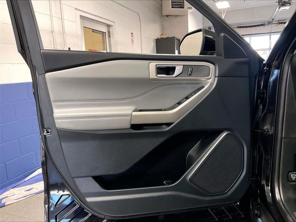 Used 2023 Black Ford XLT image 9