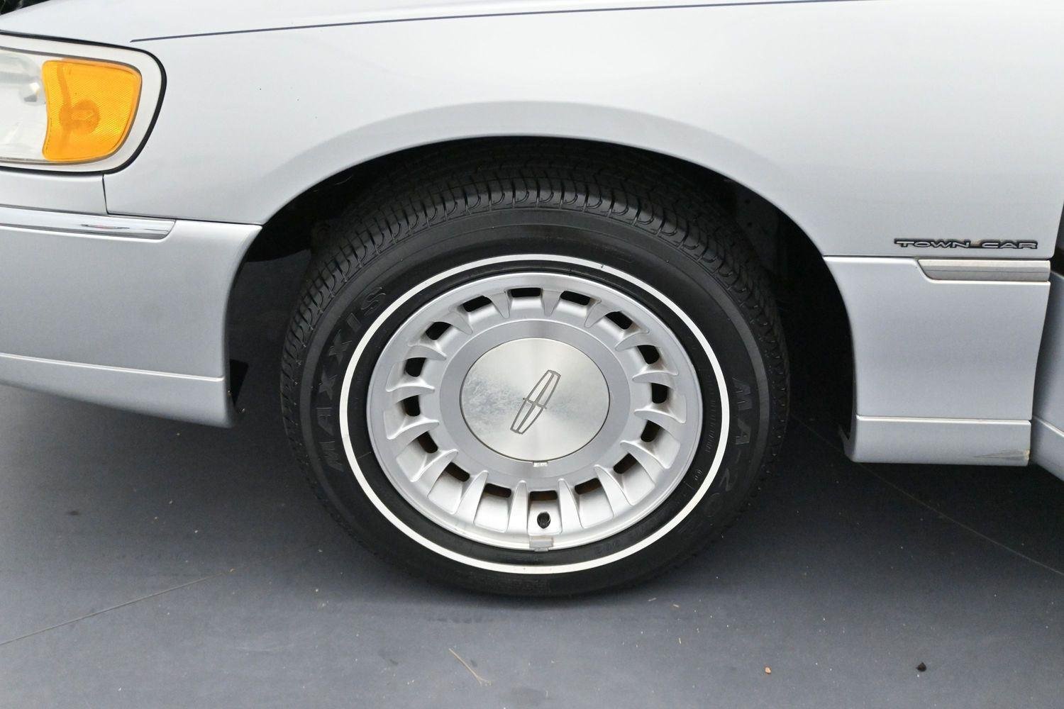 Used 2000  Lincoln Executive image 25