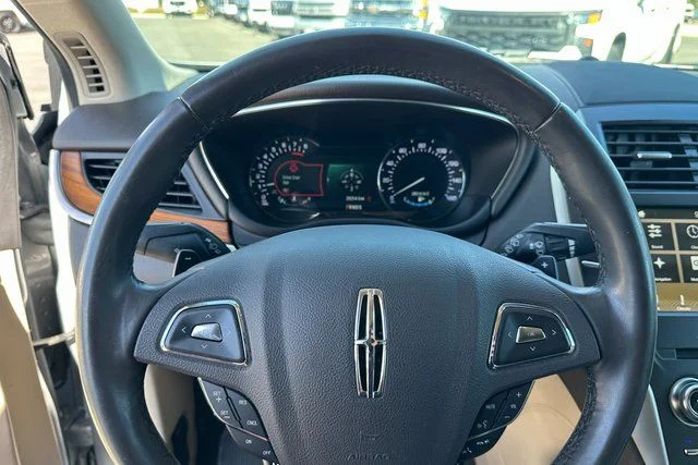 Used 2019 Silver Lincoln Select image 11