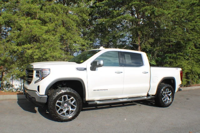 Used 2022 White Frost Tricoat GMC SLT image 4