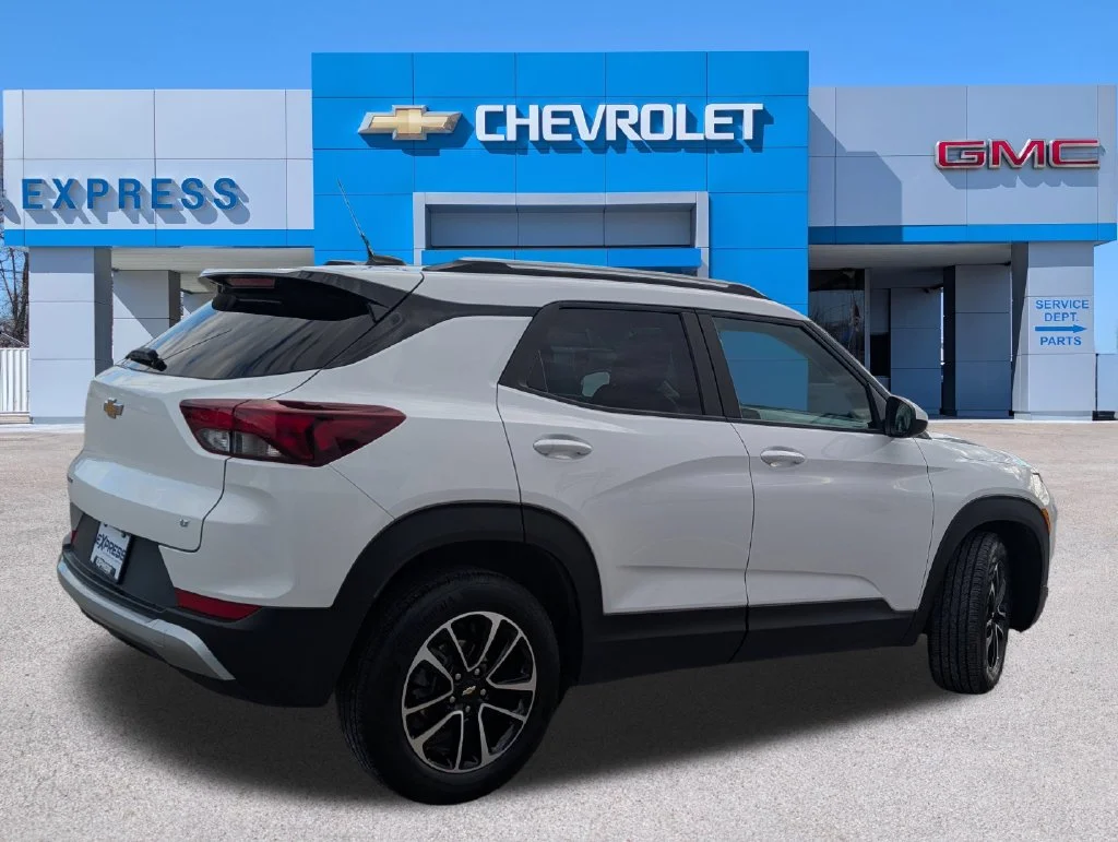 Used 2025 White Chevrolet LT image 3