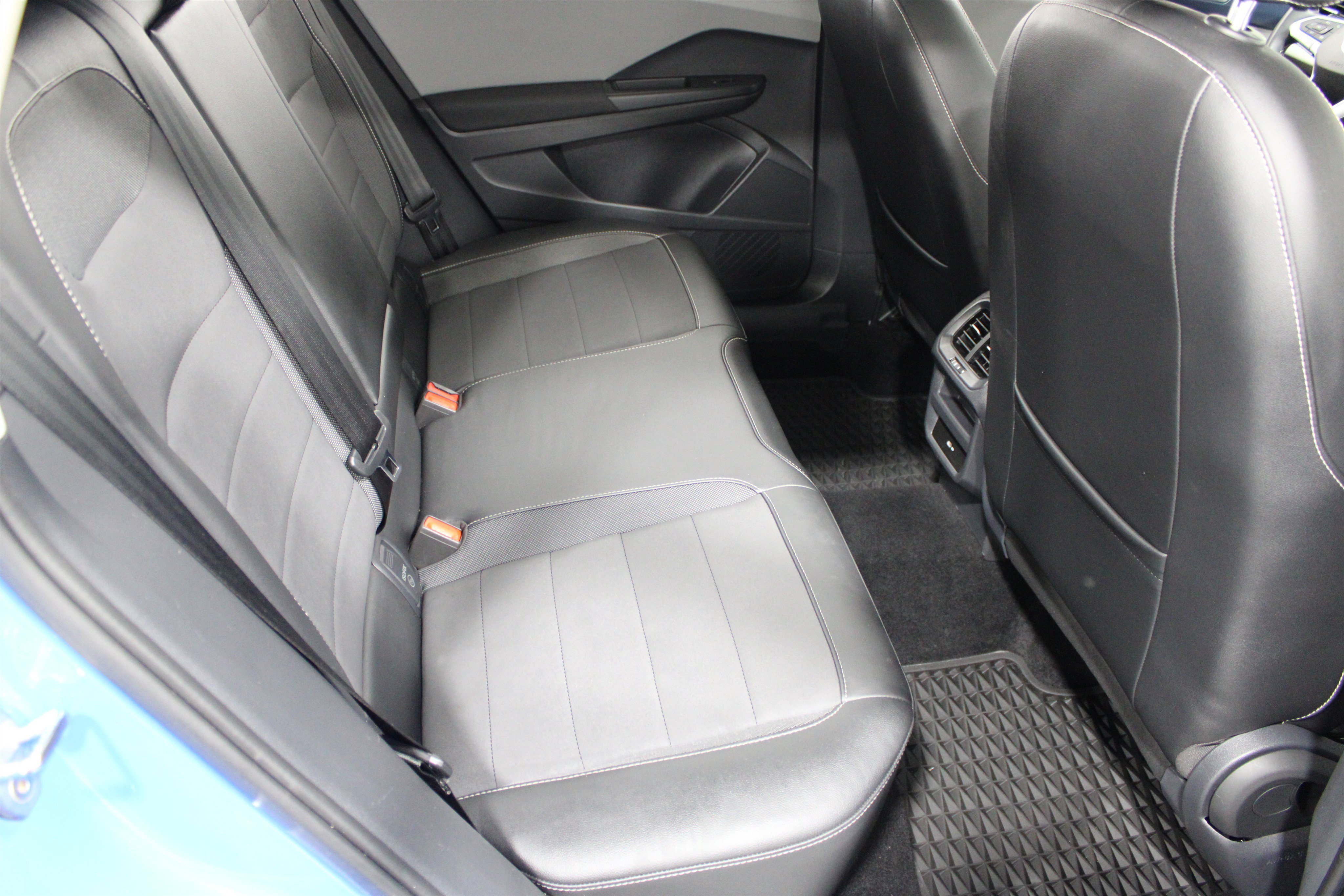 Used 2022 Blue Volkswagen SE image 22