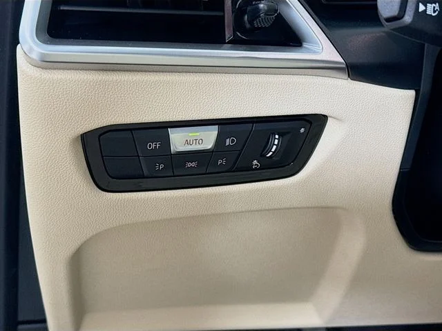 2025 BMW 3 Series 330i - Photo 10