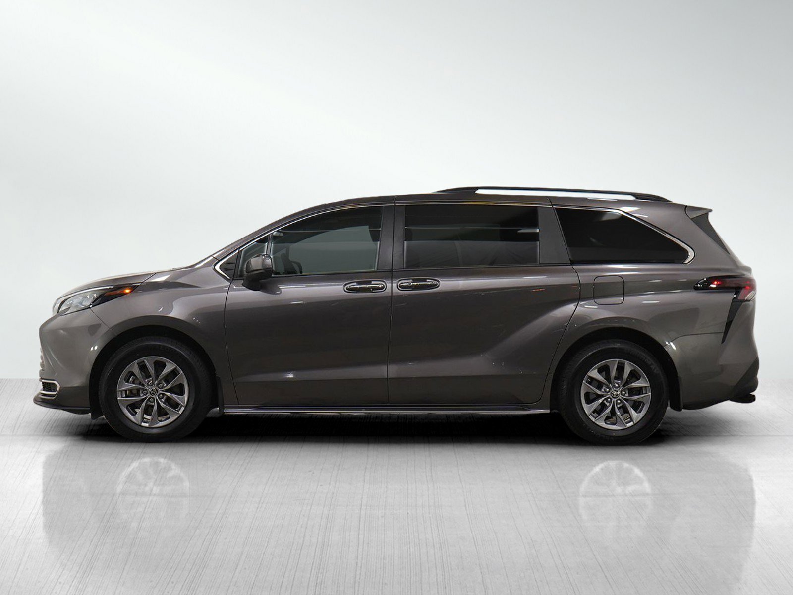 Used 2024 Toyota Sienna XLE with VIN 5TDGRKEC1RS198391 for sale in Wayzata, Minnesota