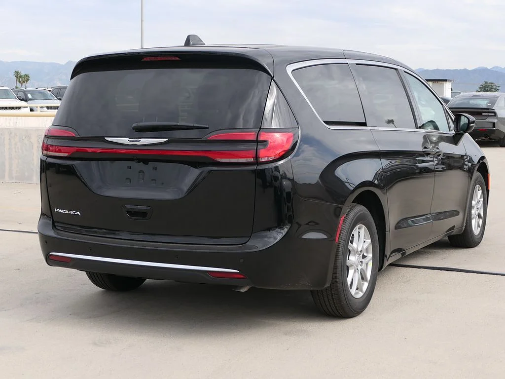 New 2026 Diamond Black Crystal Pearl Coat Chrysler Select image 3
