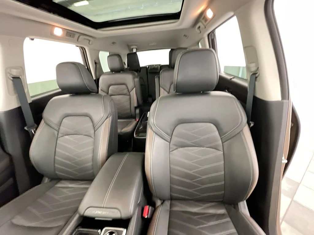 Used 2025 TAN Nissan Platinum image 21