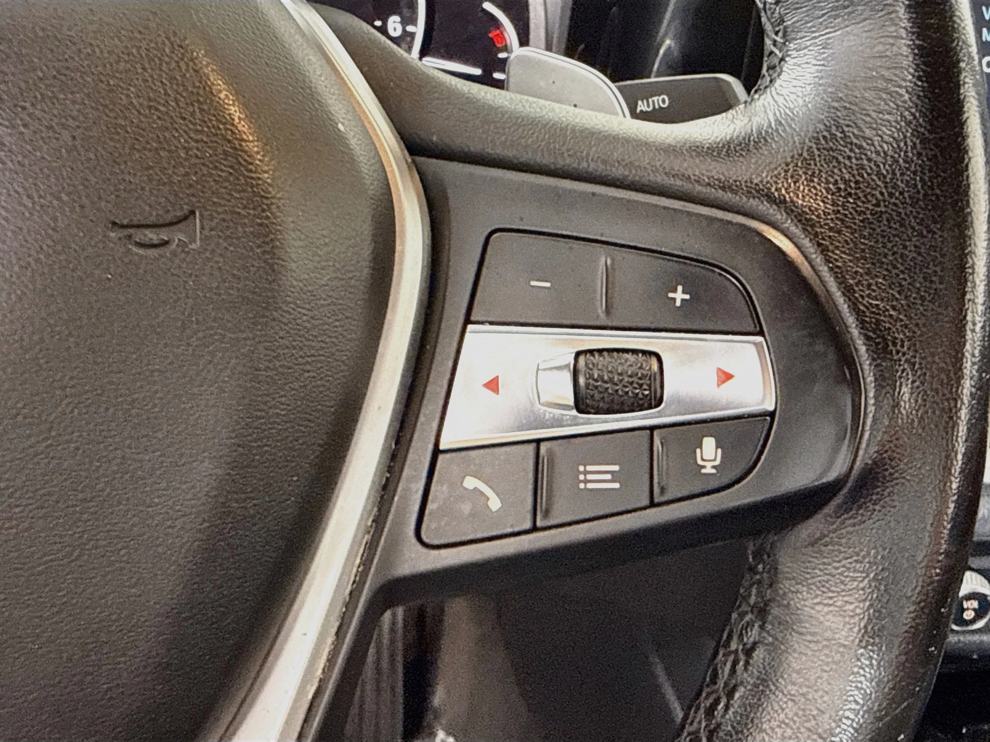 Used 2019 Alpine White BMW 330i image 11